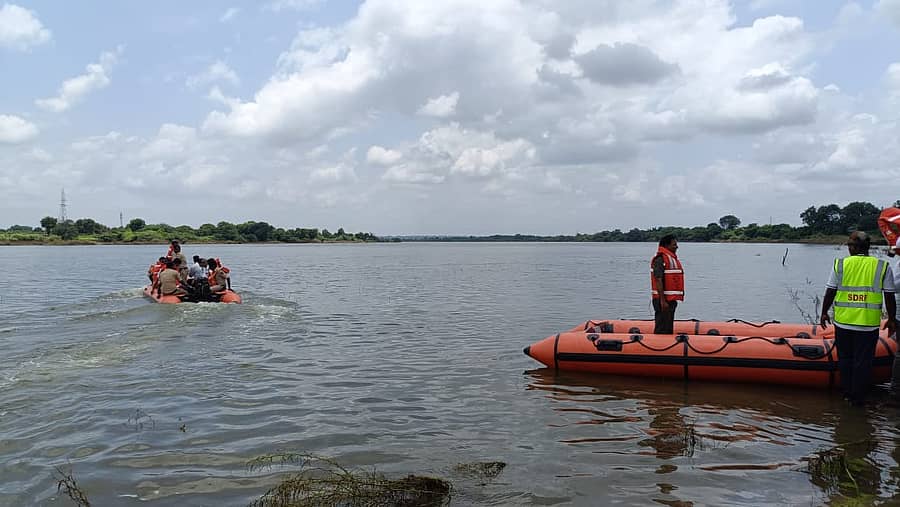 <div class="paragraphs"><p>ಕಲಬುರಗಿಯ ಭೀಮಾ ನದಿ ತೀರದ ಸರಡಗಿಯಲ್ಲಿ ಮಂಗಳವಾರ ನಡೆದ ಪ್ರವಾಹ ರಕ್ಷಣಾ ಕಾರ್ಯಾಚರಣೆಯ ಅಣಕು ಪ್ರದರ್ಶನ</p></div>